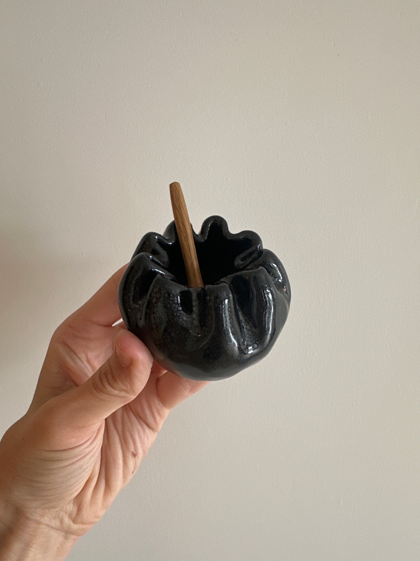 black ripple pinch pot